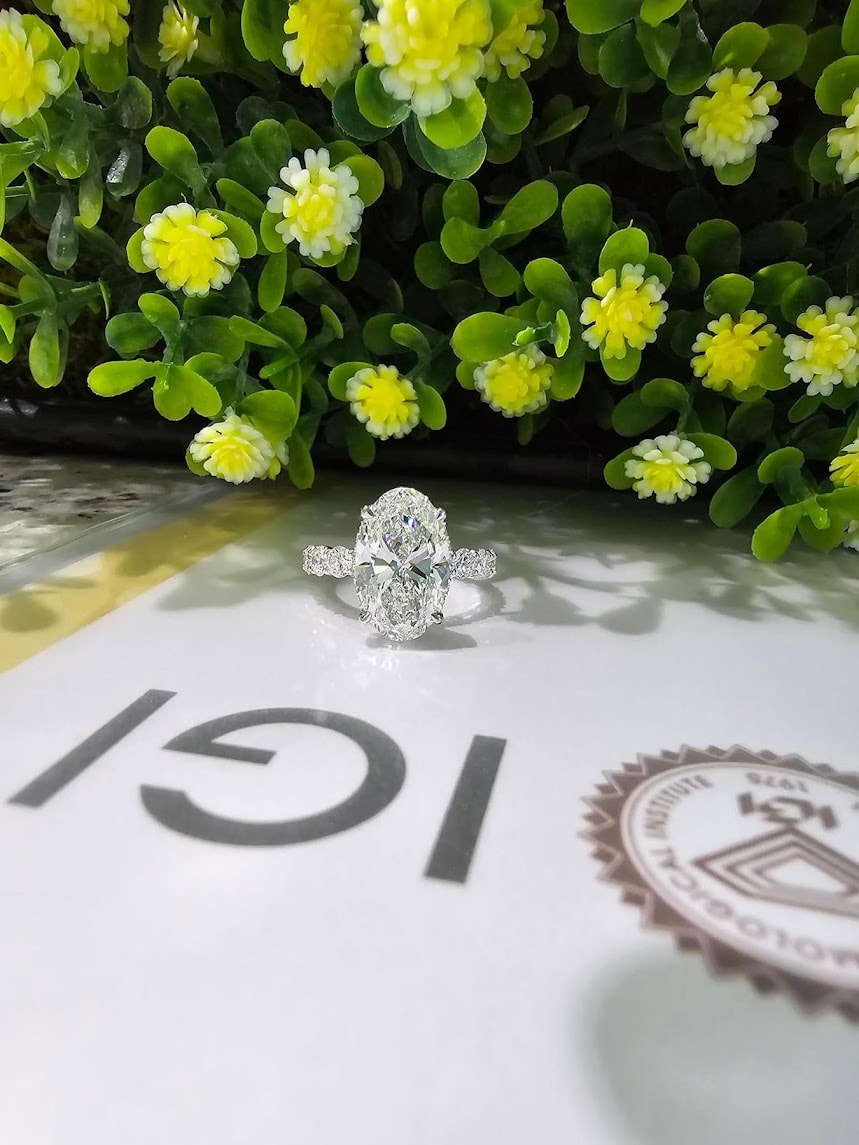 4.71 ct oval centre diamond in 14k white gold